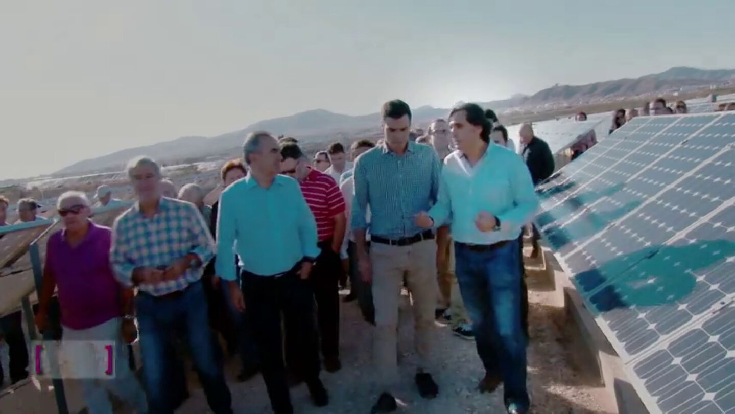 Pedro S&aacute;nchez pasea por un huerto solar