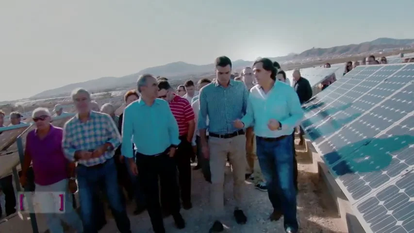 Pedro Sánchez pasea por un huerto solar