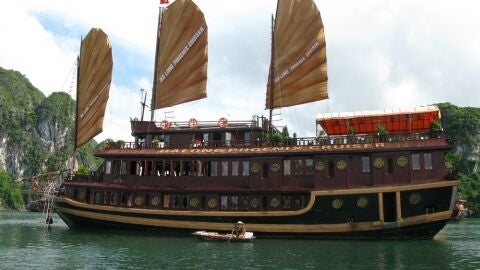 Barco local en Bahía de Ha Long