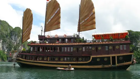 Barco local en Bahía de Ha Long Barco local en Bahía de Ha Long