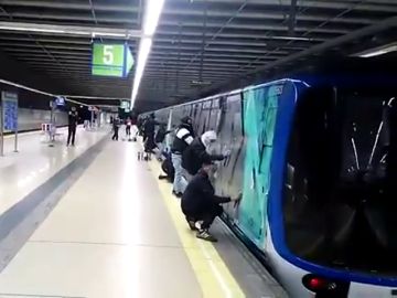Grafiteros pintando en el Metro Grafiteros pintando en el Metro