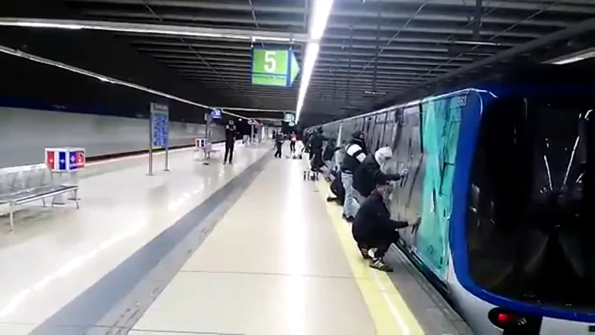 Grafiteros pintando en el Metro