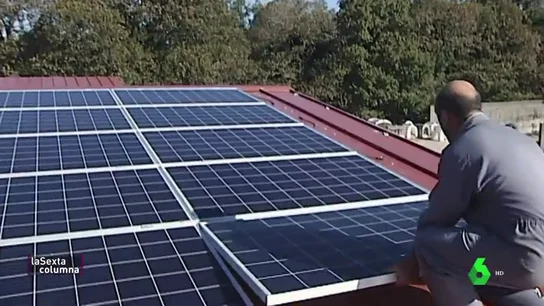 Placas solares en una casa. Placas solares en una casa.
