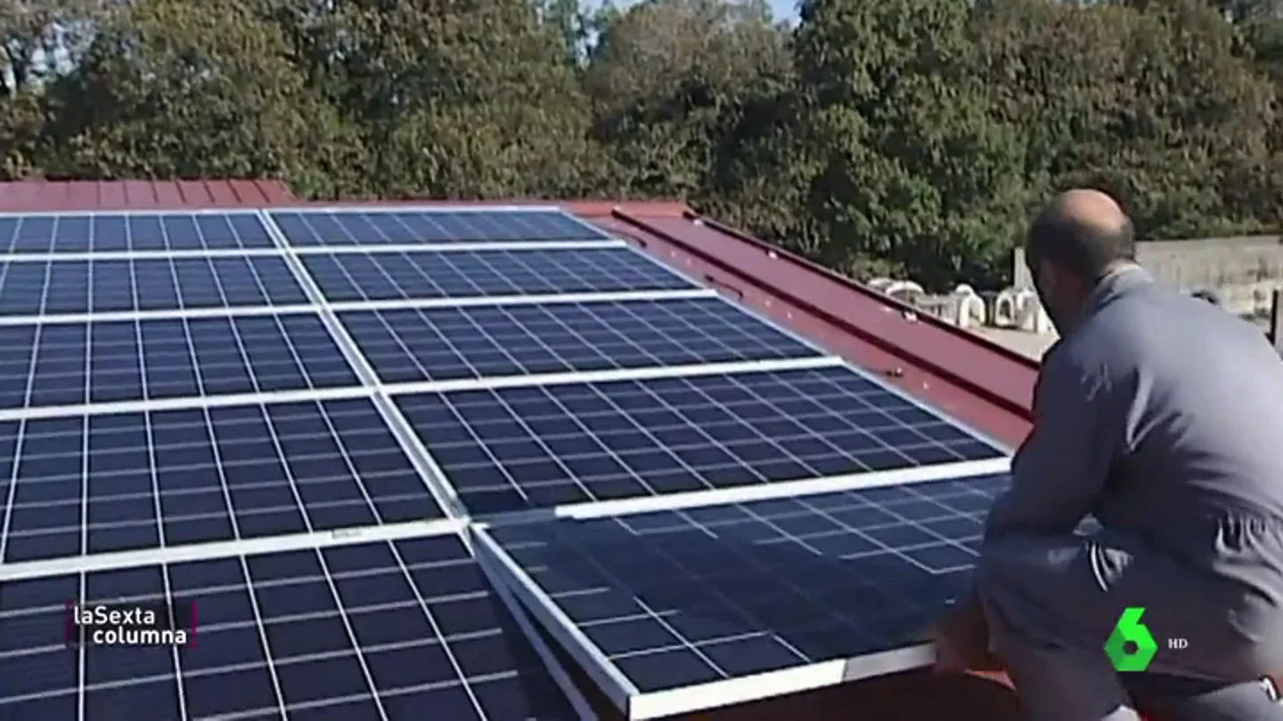 Placas solares en una casa. Placas solares en una casa.