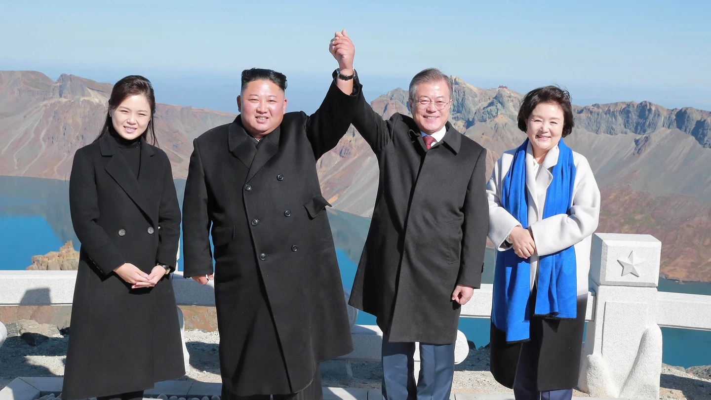 Los líderes de Corea del Norte y Corea del Sur, Kim Jong Un y Moon Jae-in, junto a sus esposas Los líderes de Corea del Norte y Corea del Sur, Kim Jong Un y Moon Jae-in, junto a sus esposas