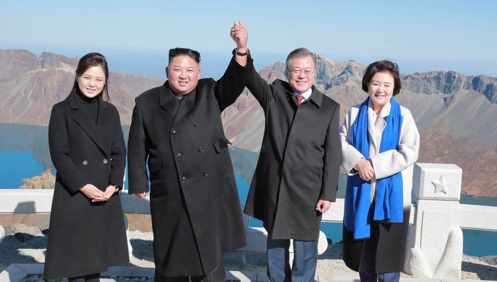 Los líderes de Corea del Norte y Corea del Sur,  Kim Jong Un y Moon Jae-in, junto a sus esposas