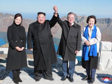 Los líderes de Corea del Norte y Corea del Sur, Kim Jong Un y Moon Jae-in, junto a sus esposas Los líderes de Corea del Norte y Corea del Sur, Kim Jong Un y Moon Jae-in, junto a sus esposas