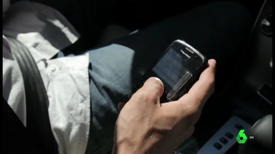 Un conductor utiliza el móvil al volante Un conductor utiliza el móvil al volante