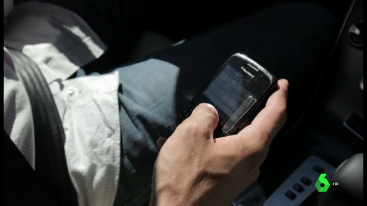 Un conductor utiliza el m&oacute;vil al volante