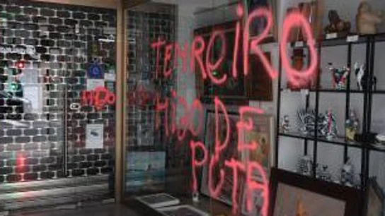 Imagen de la pintada en la galería en la que expone Enrique Tenreiro Imagen de la pintada en la galería en la que expone Enrique Tenreiro