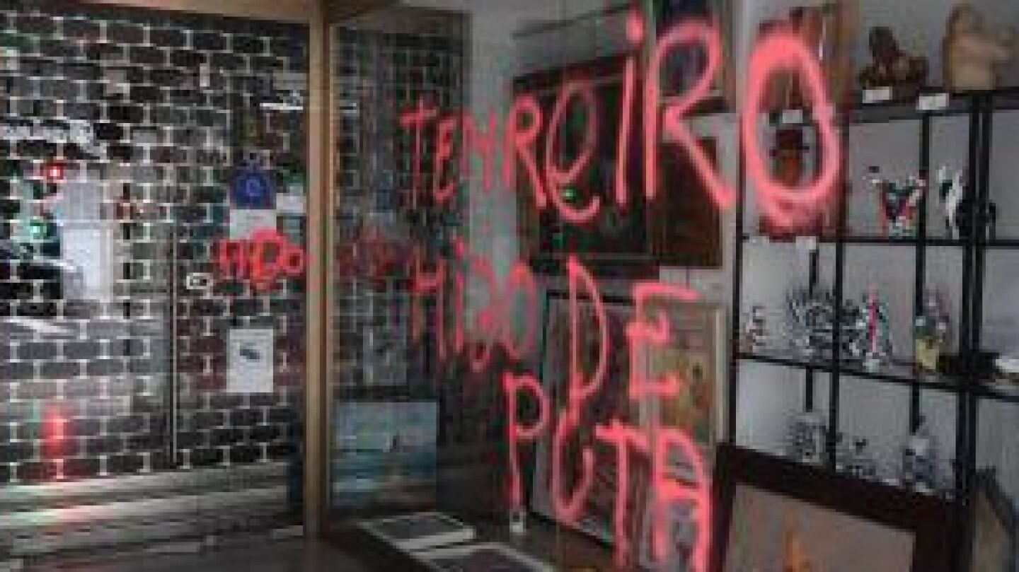 Imagen de la pintada en la galer&iacute;a en la que expone Enrique Tenreiro