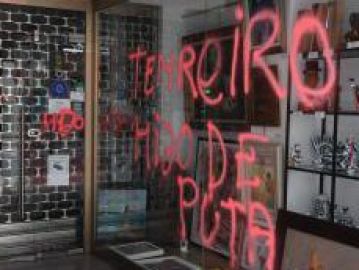 Imagen de la pintada en la galería en la que expone Enrique Tenreiro Imagen de la pintada en la galería en la que expone Enrique Tenreiro