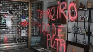 Imagen de la pintada en la galería en la que expone Enrique Tenreiro