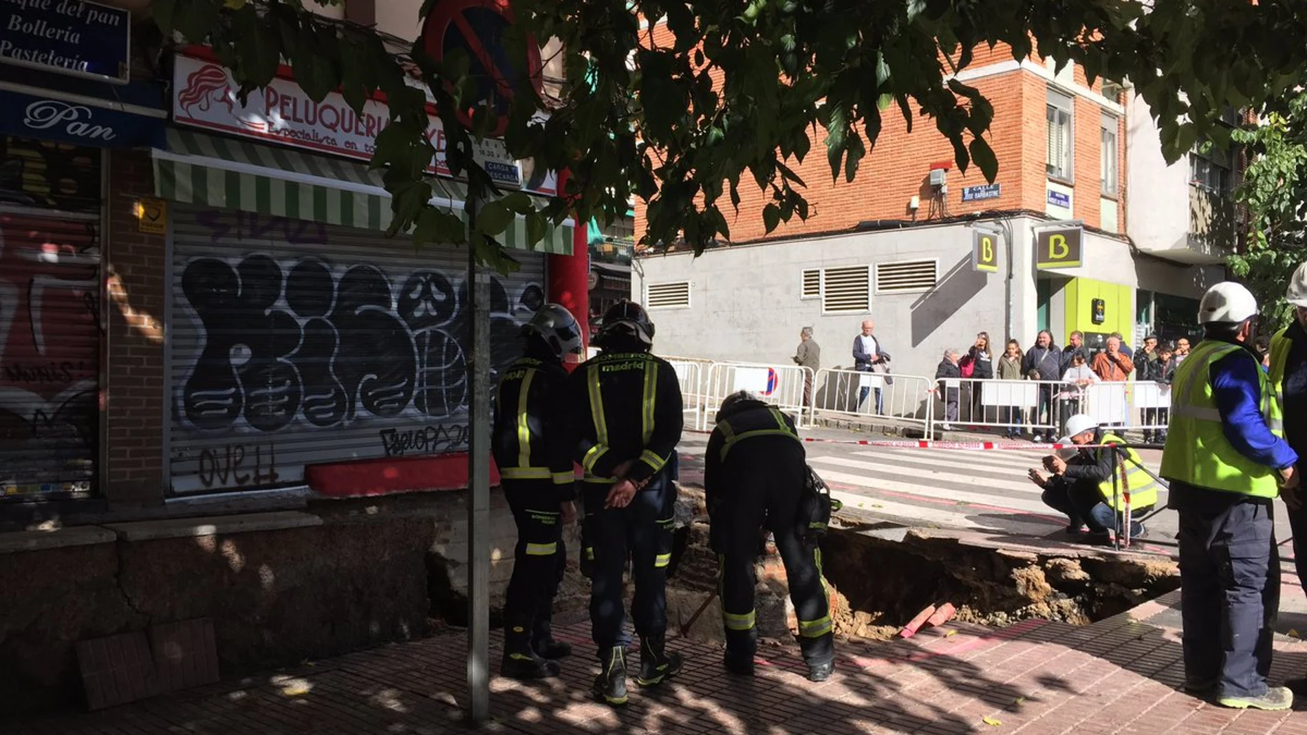Imagen del socavón frente a un edificio de Madrid
