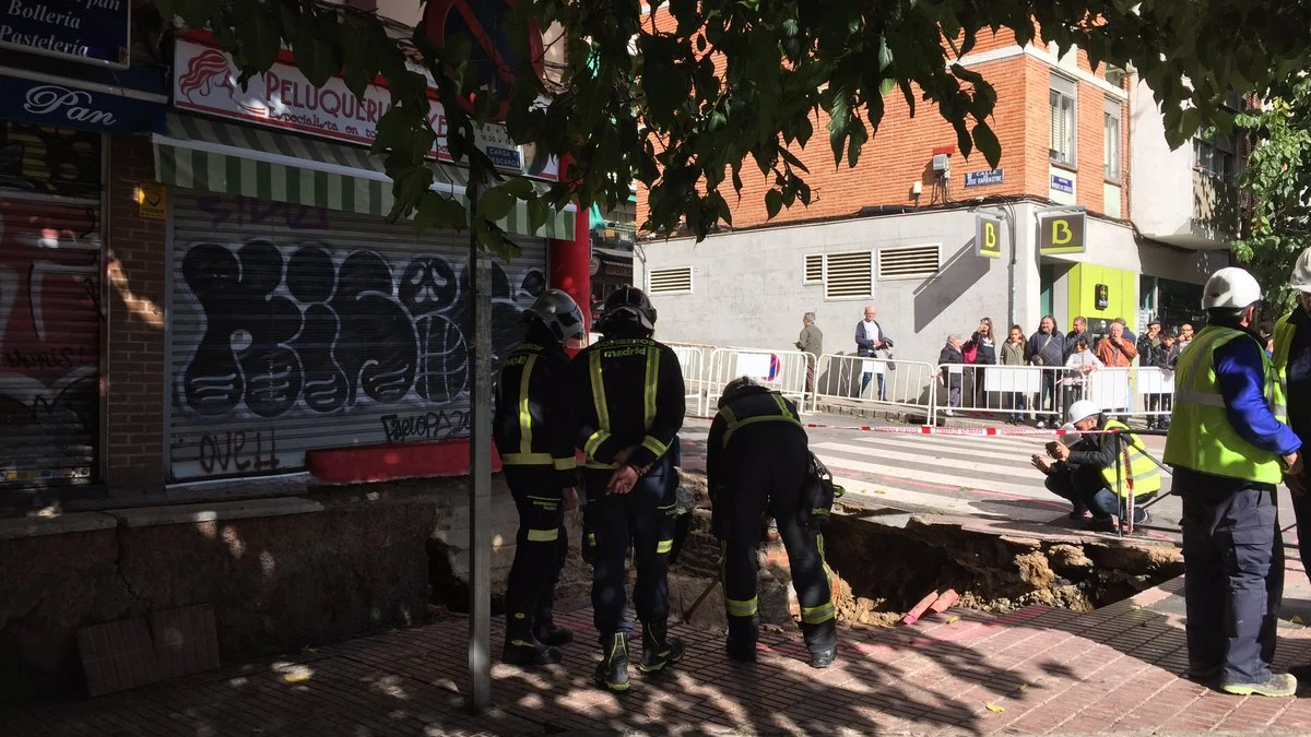 Imagen del socavón frente a un edificio de Madrid Imagen del socavón frente a un edificio de Madrid