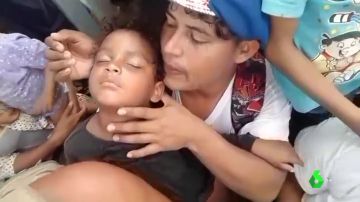 Imagen de una niña hondureña desmayada