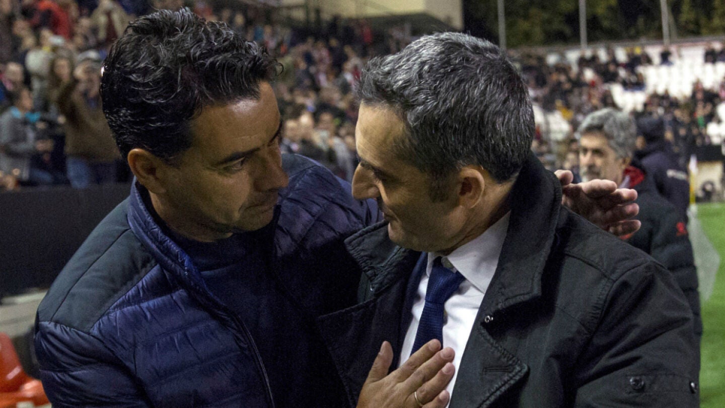 Valverde se saluda con M&iacute;chel