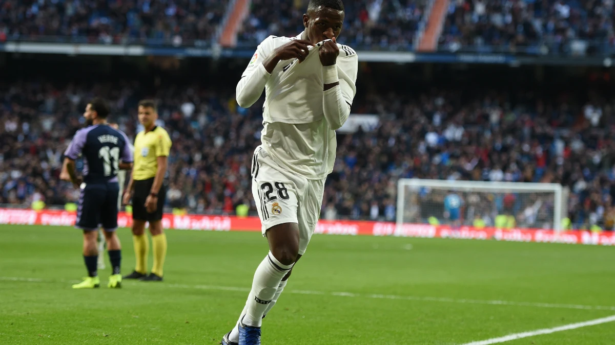 Vinicius se besa el escudo del Real Madrid