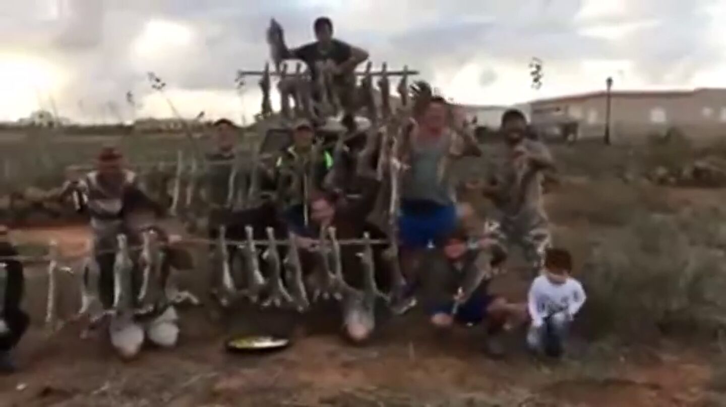 Imagen de los cazadores exhibiendo decenas de conejos muertos en Fuerteventura