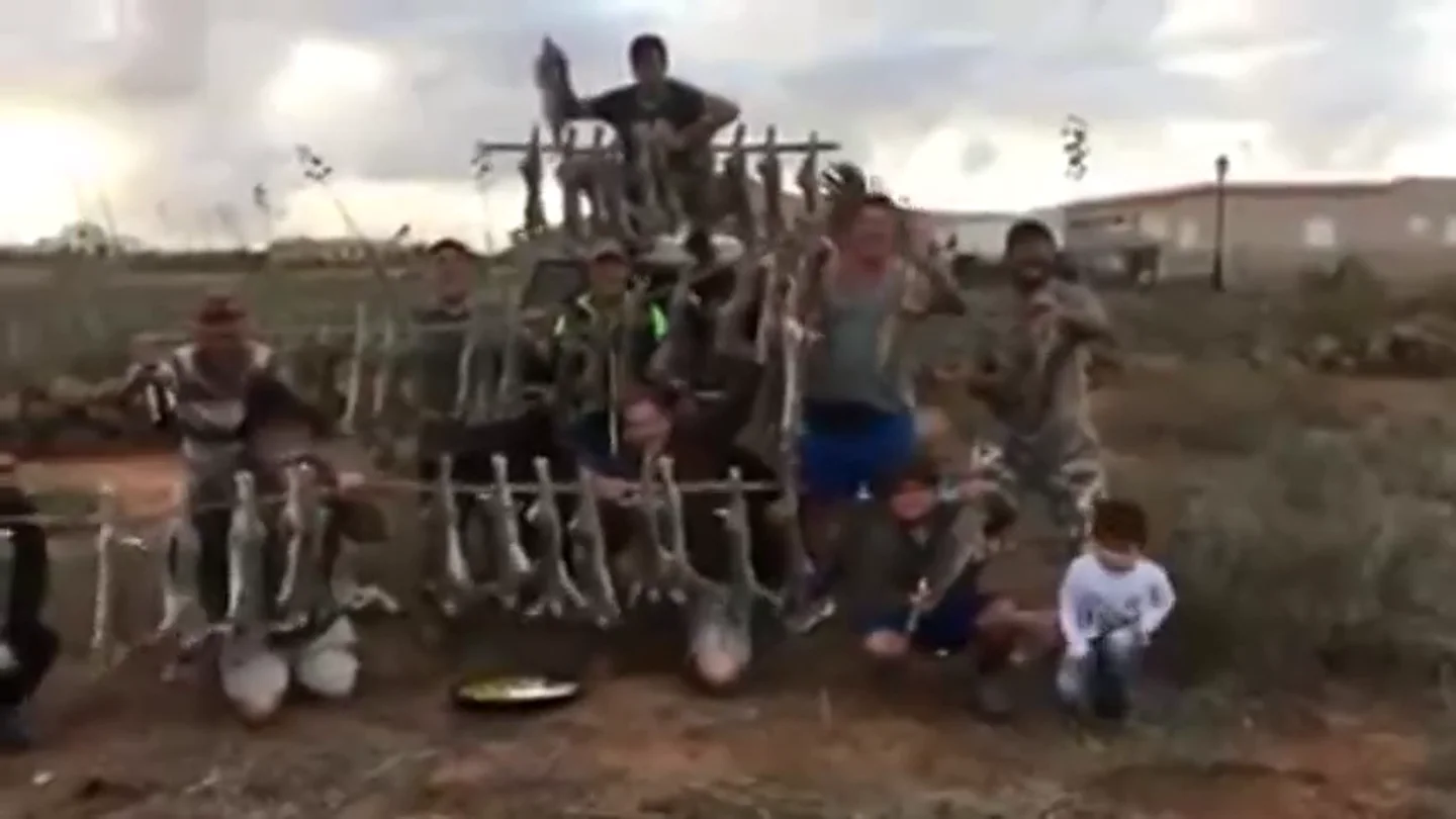 Imagen de los cazadores exhibiendo decenas de conejos muertos en Fuerteventura Imagen de los cazadores exhibiendo decenas de conejos muertos en Fuerteventura