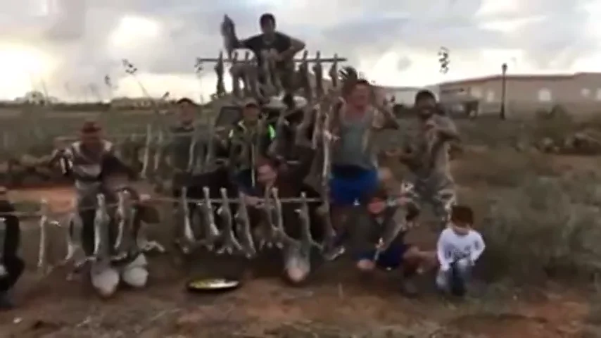 Imagen de los cazadores exhibiendo decenas de conejos muertos en Fuerteventura