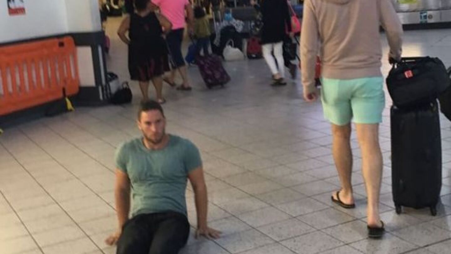 Justin Levene arrastr&aacute;ndose en el aeropuerto de Luton