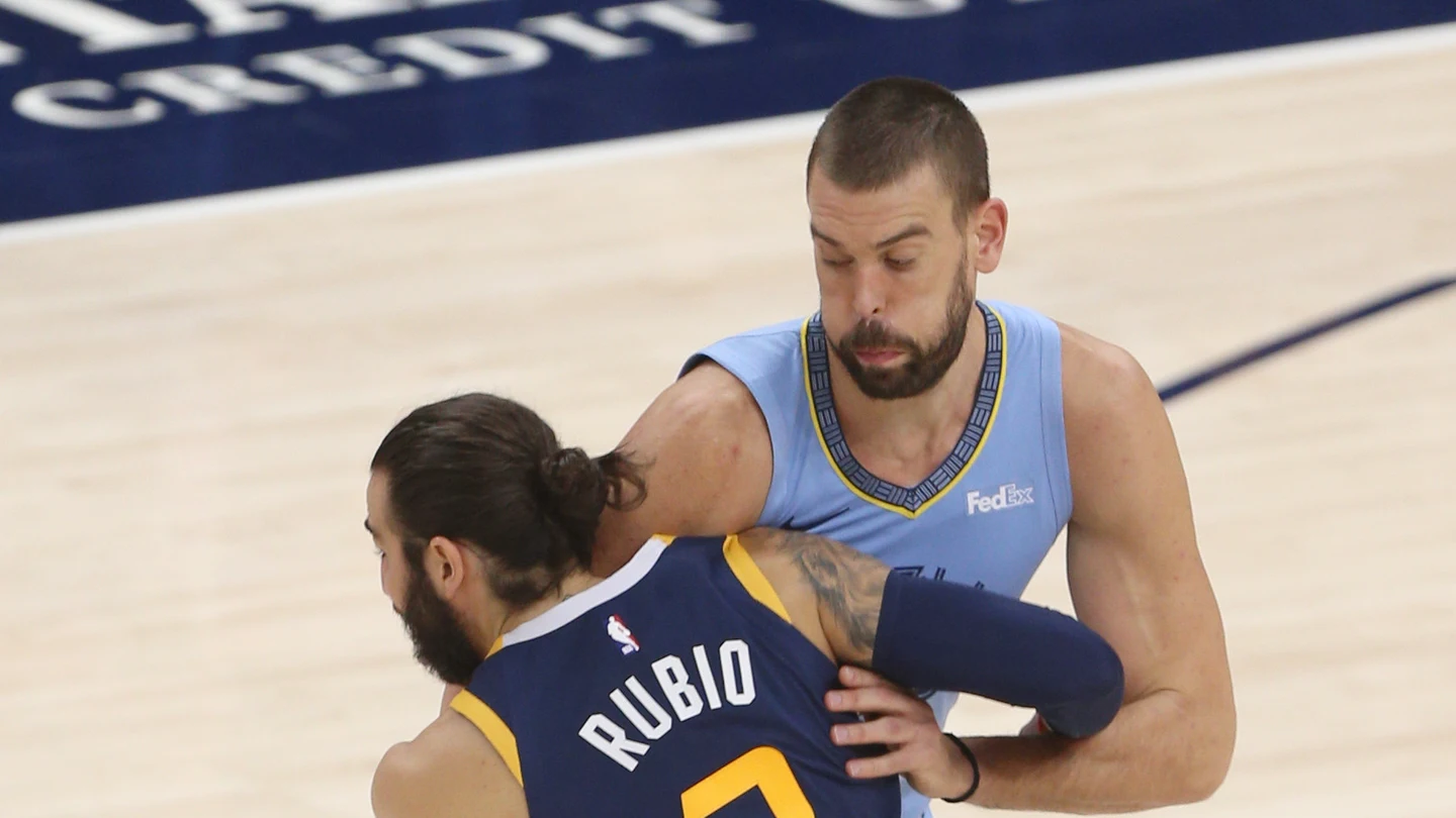 Marc Gasol choca con Ricky Rubio Marc Gasol choca con Ricky Rubio