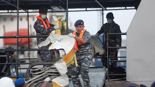Equipo de emergencias cargando un trozo del avión siniestrado de Lion Air VIDEO Equipo de emergencias cargando un trozo del avión siniestrado de Lion Air