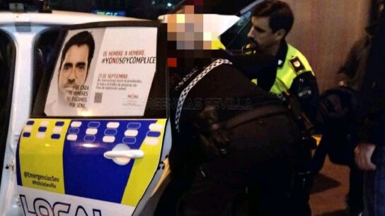 Momento de la detenci&oacute;n del hombre que abandon&oacute; a su beb&eacute; en un bar de Sevilla