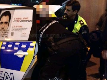 Momento de la detención del hombre que abandonó a su bebé en un bar de Sevilla Momento de la detención del hombre que abandonó a su bebé en un bar de Sevilla
