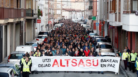 Vecinos de Alsasua (Navarra), durante la manifestación bajo el lema "utzi Altsasu bakean-dejad en paz a Altasu" Vecinos de Alsasua (Navarra), durante la manifestación bajo el lema "utzi Altsasu bakean-dejad en paz a Altasu"