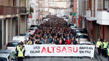 Vecinos de Alsasua (Navarra), durante la manifestación bajo el lema "utzi Altsasu bakean-dejad en paz a Altasu"