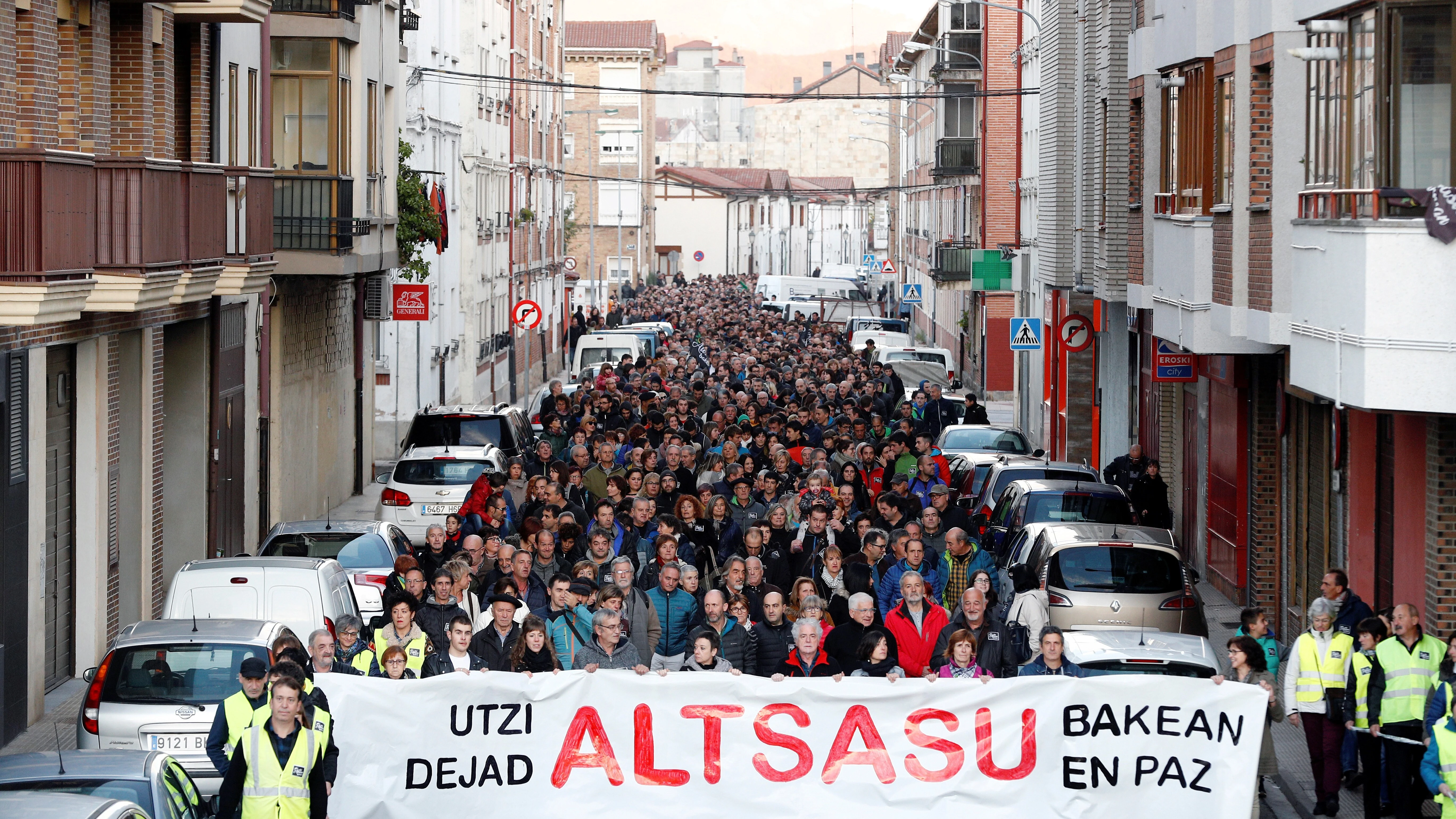 Vecinos de Alsasua (Navarra), durante la manifestación bajo el lema "utzi Altsasu bakean-dejad en paz a Altasu"