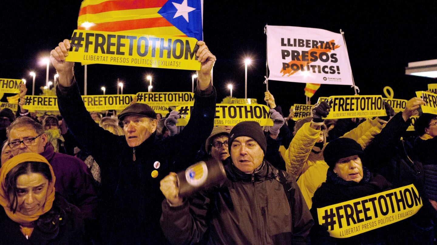 Concentraci&oacute;n unitaria del independentismo ante la c&aacute;rcel de Puig de les Basses