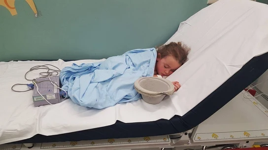 La imagen de una niña en el hospital tras haber sufrido acoso escolar La imagen de una niña en el hospital tras haber sufrido acoso escolar