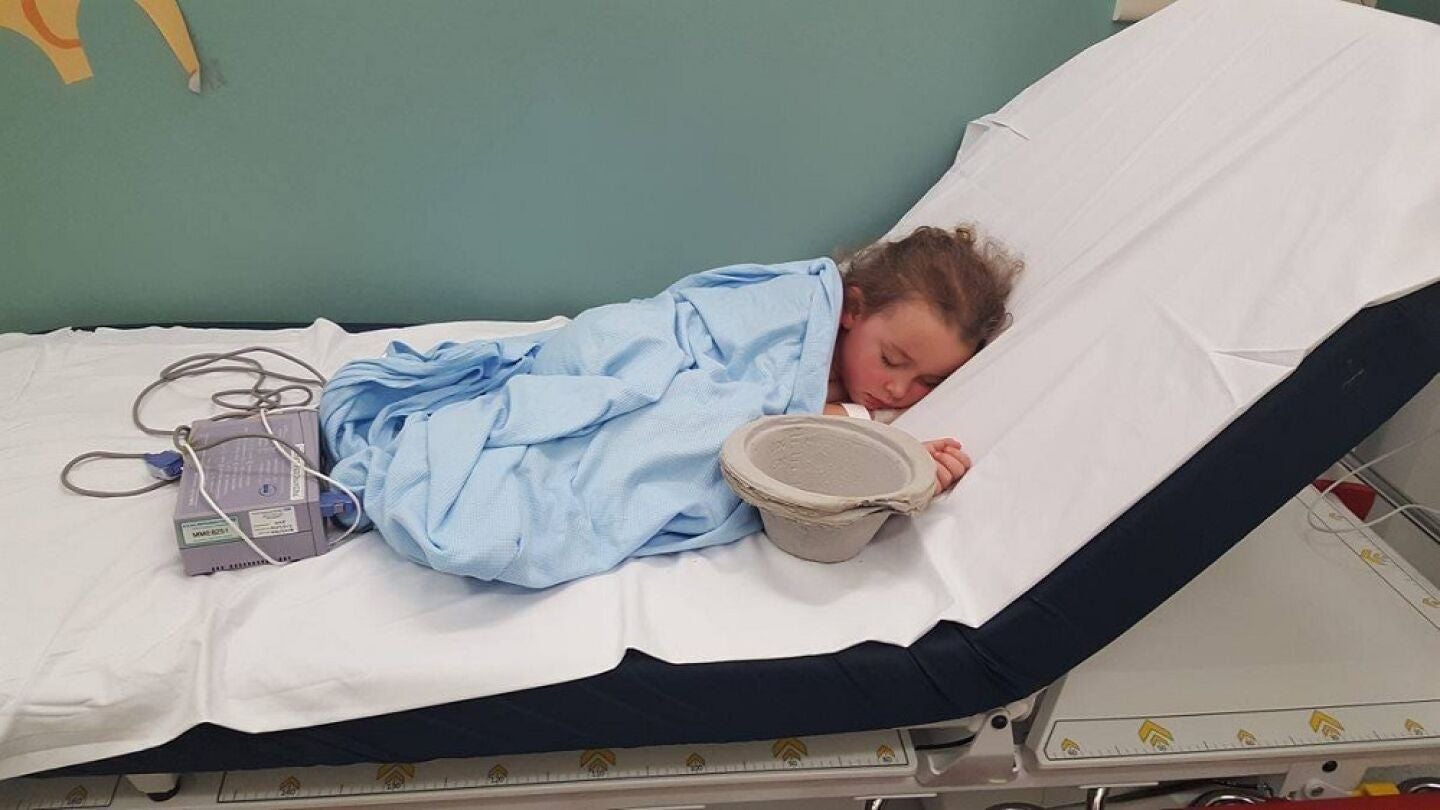 La imagen de una ni&ntilde;a en el hospital tras haber sufrido acoso escolar