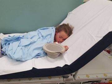 La imagen de una niña en el hospital tras haber sufrido acoso escolar La imagen de una niña en el hospital tras haber sufrido acoso escolar