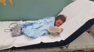 La imagen de una niña en el hospital tras haber sufrido acoso escolar