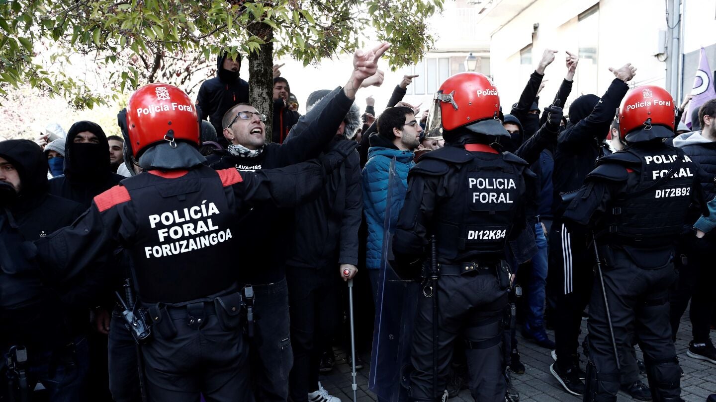 Efectivos de la Polic&iacute;a Foral frente a una manifestaci&oacute;n que tiene lugar en Alsasua