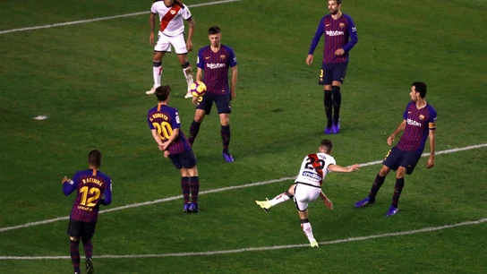 Pozo marca ante cinco jugadores del Barcelona Pozo marca ante cinco jugadores del Barcelona