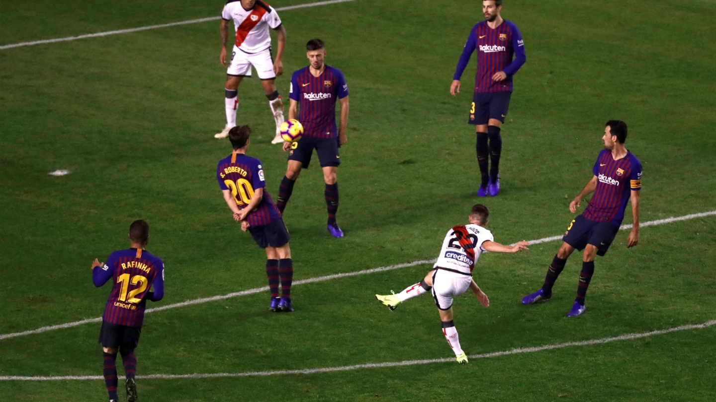 Pozo marca ante cinco jugadores del Barcelona Pozo marca ante cinco jugadores del Barcelona