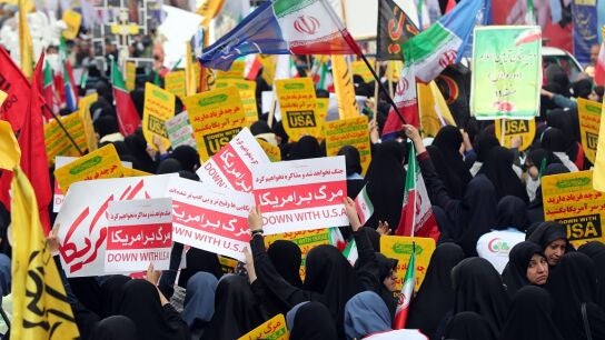 Iran&iacute;es celebrando el asalto a la embajada de EEUU