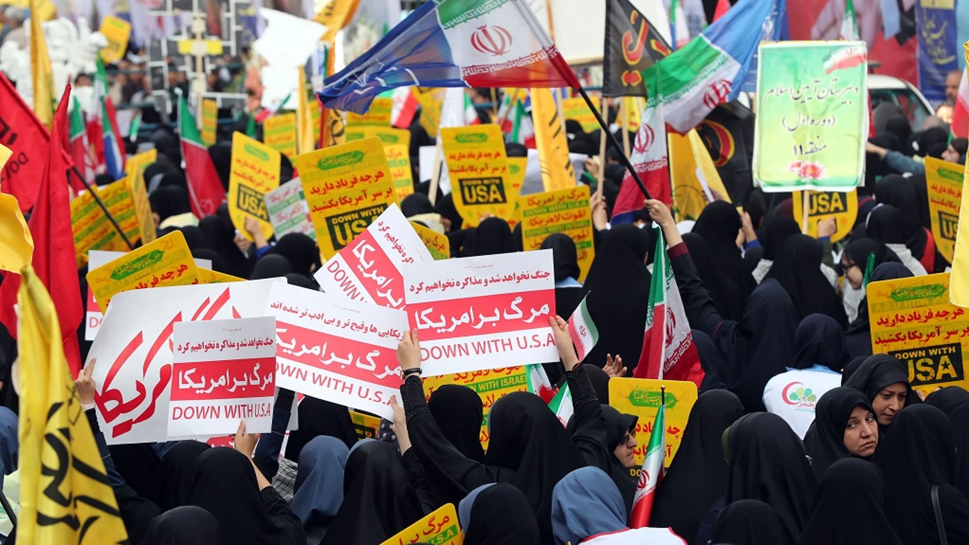 Iraníes celebrando el asalto a la embajada de EEUU