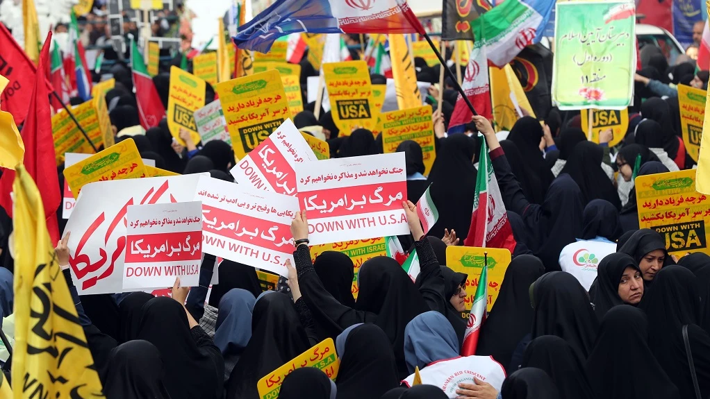 Iraníes celebrando el asalto a la embajada de EEUU Iraníes celebrando el asalto a la embajada de EEUU