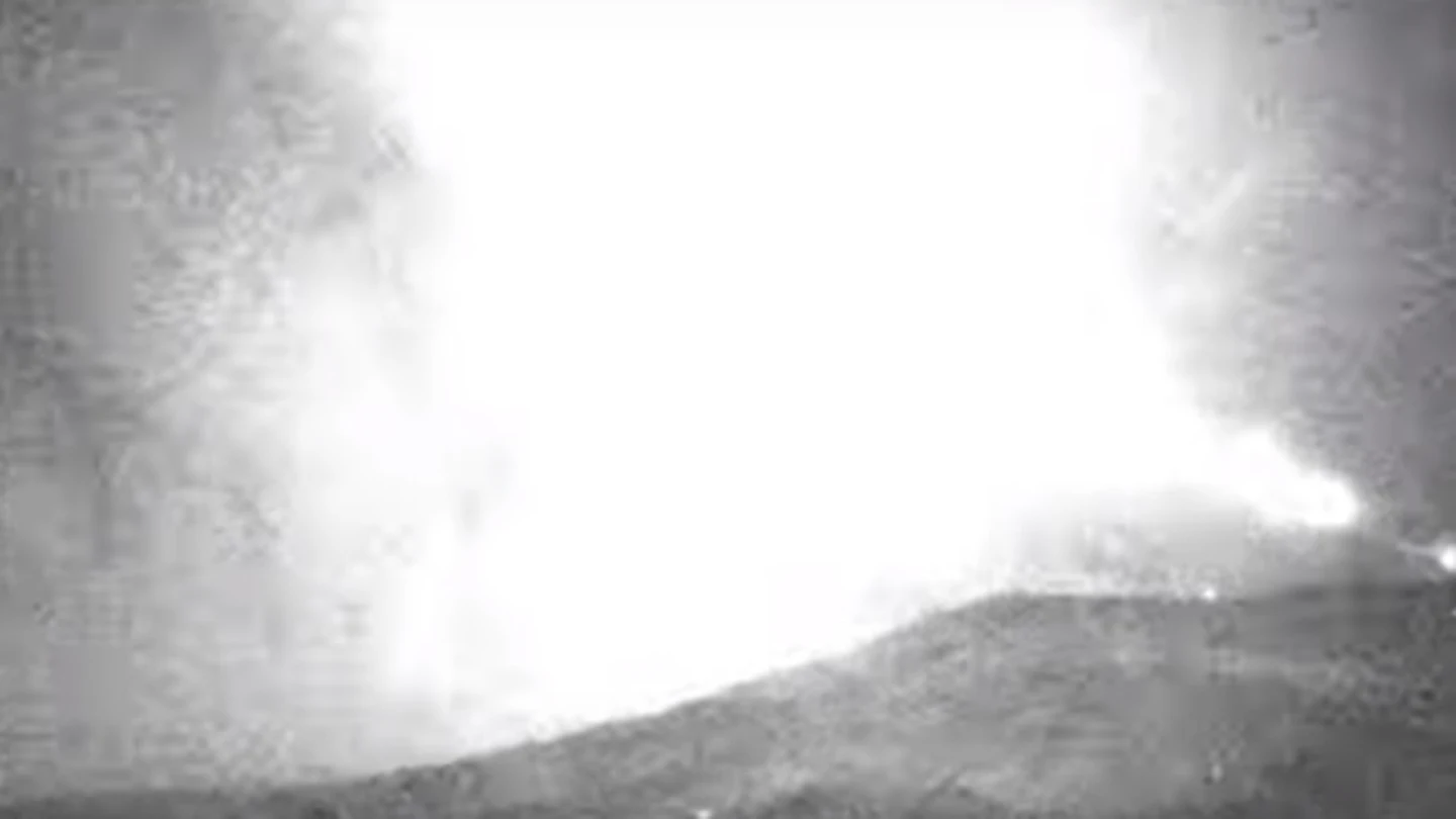 Imagen de la bola de fuego que surcó el cielo del sureste de España Imagen de la bola de fuego que surcó el cielo del sureste de España