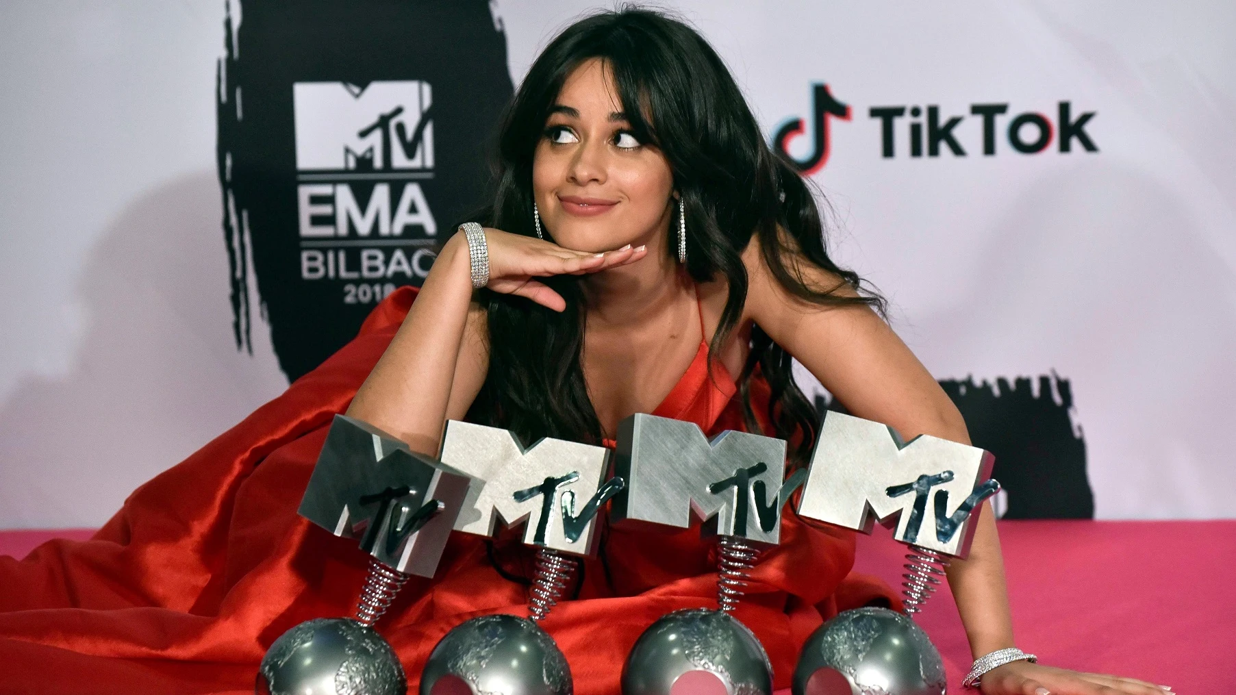 La cantante cubana Camila Cabello posa los galardones recibidos en la gala de entrega de los European Music Awards