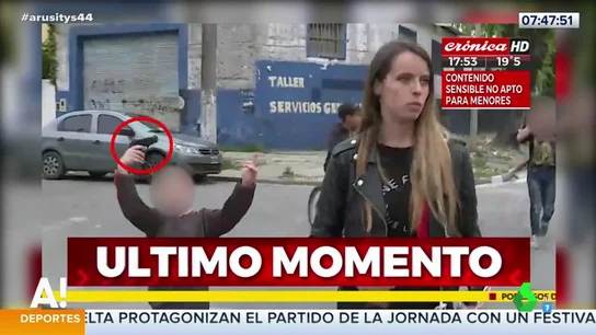 Las impactantes imágenes de una reportera amenazada en directo por un niño con una pistola Las impactantes imágenes de una reportera amenazada en directo por un niño con una pistola