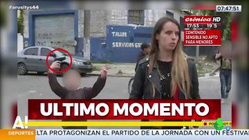 Las impactantes imágenes de una reportera amenazada en directo por un niño con una pistola 