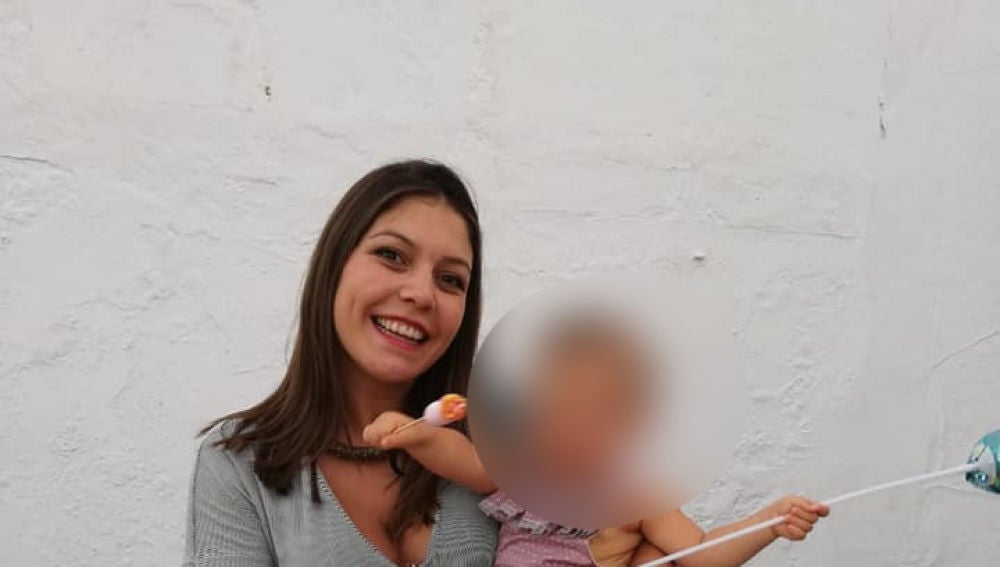 Loli, la vecina de Sevilla que busca a un motorista que salvó a su bebé
