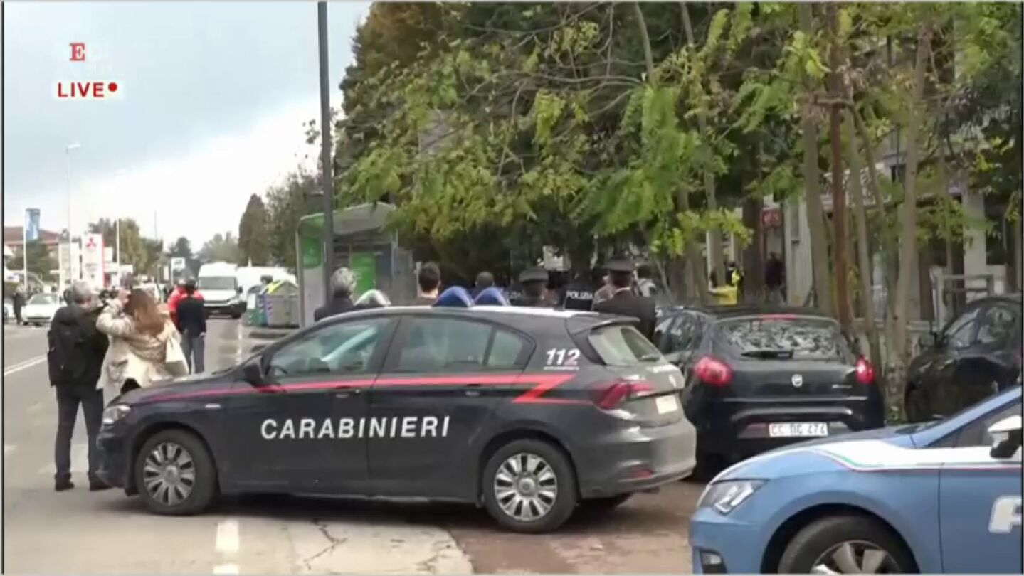 Un hombre se atrinchera con 5 rehenes en una oficina de correos en el norte de Italia por ser condenado a prisi&oacute;n